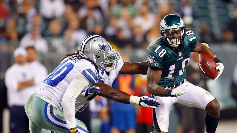 Danny McCray and Bruce Carter of the Dallas Cowboys close in on wide receiver Jeremy Maclin of the Philadelphia Eagles during the fourth quarter in NFL game at Lincoln Financial Field on November 11, 2012 in Philadelphia, Pennsylvania