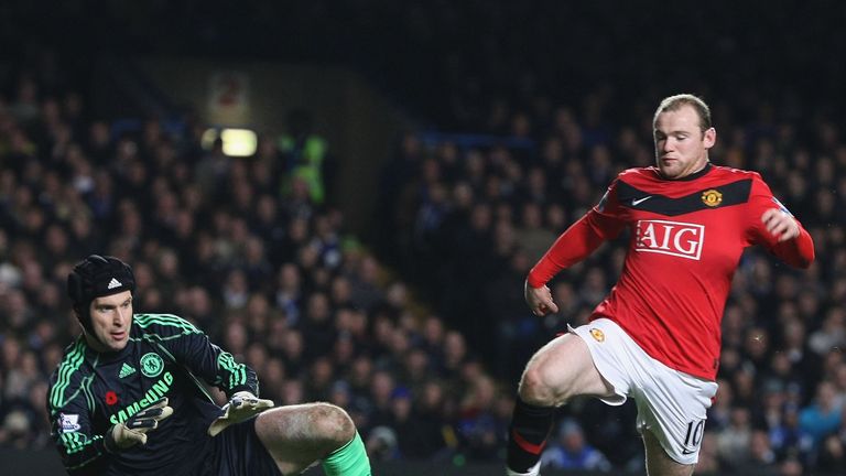 Wayne Rooney of Manchester United clashes with Petr Cech of Chelsea at Stamford Bridge on November 8 2009