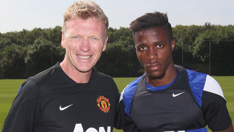 David Moyes of Manchester United poses with Wilfried Zaha 