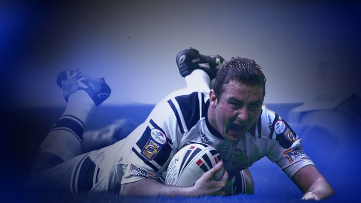 Paul Cooke of Hull dives over to score to the winning try during the Powergen Challenge Cup Final in 2005.
