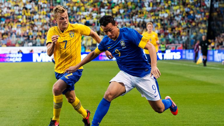 Brazil's Leandro Damiao (R) vies for the ball with Sweden's Sebastian Larsson during their friendly at the Rasunda stadium