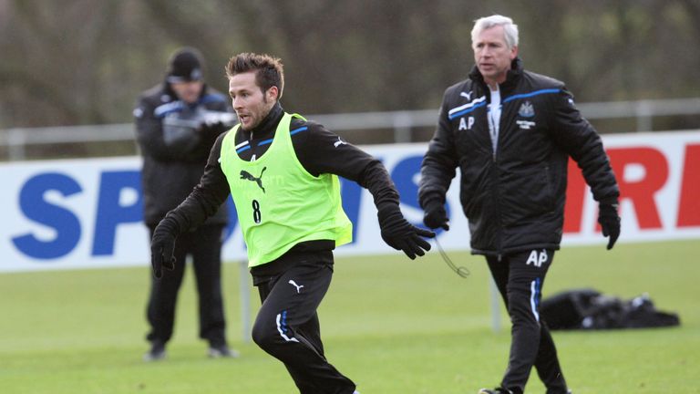 Newcastle United manager Alan Pardew watches Yohan Cabaye during a training session