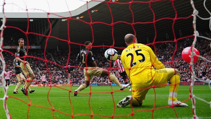 SUNDERLAND, ENGLAND - OCTOBER 17:  Darren Bent of Sunderland watches as his shot goes between Glen Johnson and Pepe Reina of Liverpool and in to the goal off of a beach ball, during the Barclays Premier League match between Sunderland and  Liverpool at the Stadium of Light on October 17, 2009 in Sunderland, England.  (Photo by Mike Hewitt/Getty Images)