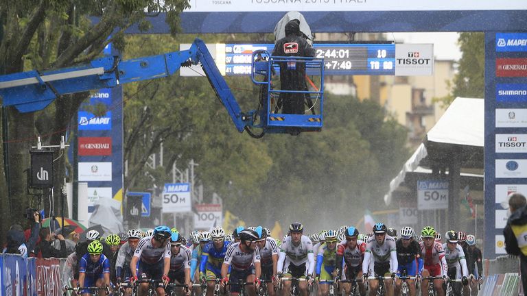 La pioggia ha accolto i corridori a Firenze