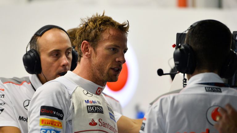 Jenson Button talks with his engineers 