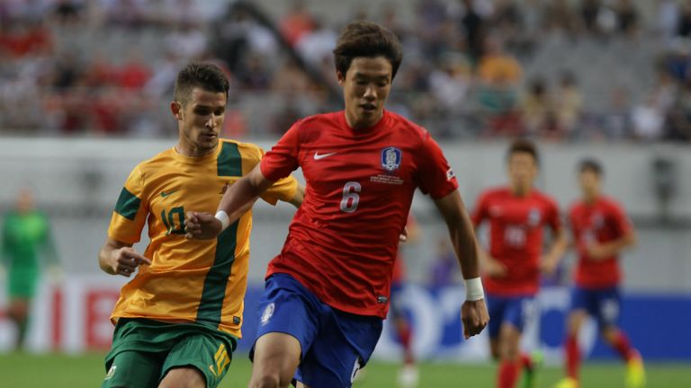 South Korean defender Jeong-Ho Hong has completed his move to FC Augsburg from Jeju United