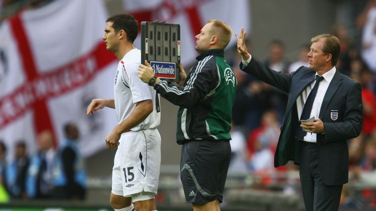 LONDON - OCTOBER 13:  Steve McClaren manager of England gestures as Frank Lampard is brought on during the Euro 2008 Group E qualifying match between England and Estonia at Wembley Stadium on October 13, 2007 in London, England.  (Photo by Paul Gilham/Getty Images)