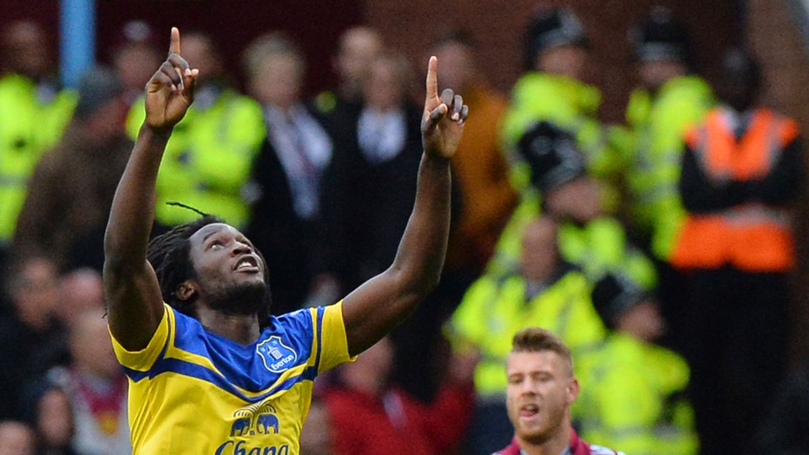 Premier League: Everton make it five wins in six away at ...