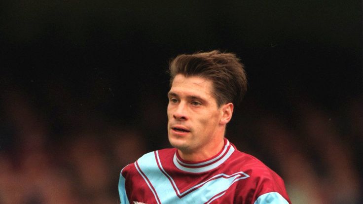 17 SEP 1994:  TONY COTTEE OF WEST HAM UNITED SOCCER CLUB IN ACTION DURING THEIR PREMIER LEAGUE MATCH AGAINST ASTON VILLA. Mandatory Credit: Mike Hewitt/ALLSPORT