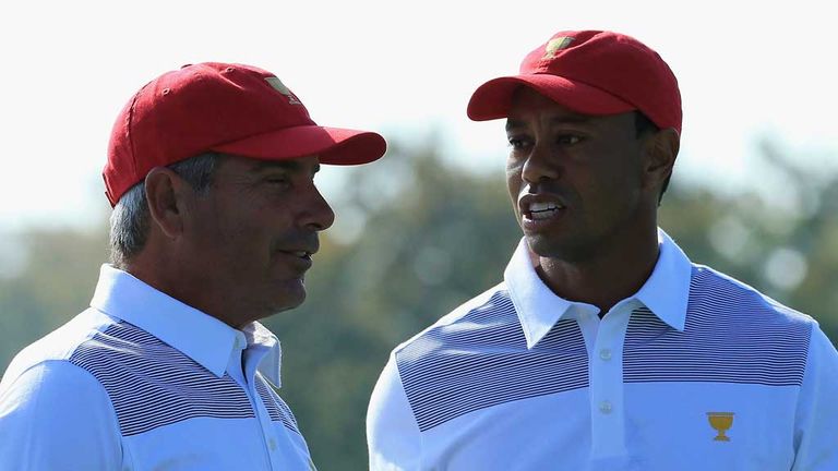 Fred Couples and Tiger Woods talk tactics during practice
