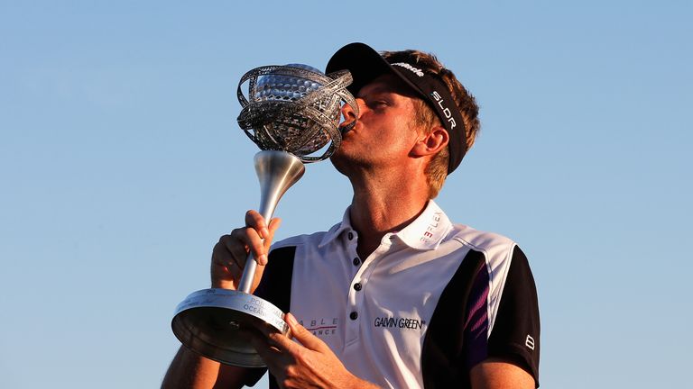 David Lynn kisses the trophy after his one-shot win