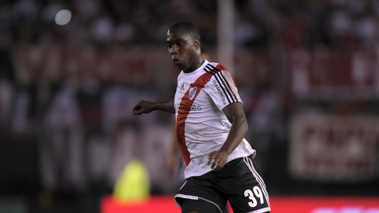 River Plate's defender Eder Alvarez Balanta controls the ball during their Argentine First Division football match against Quilmes, at the Monumental stadium in Buenos Aires, Argentina, on April 28, 2013.  AFP PHOTO / Alejandro PAGNI        (Photo credit should read ALEJANDRO PAGNI/AFP/Getty Images)