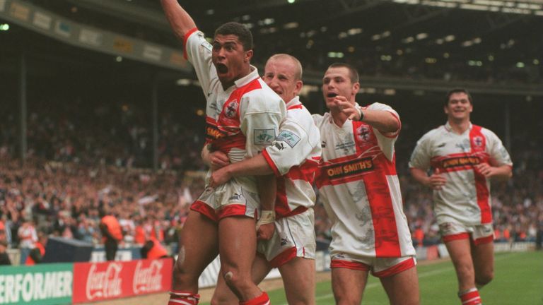 JASON ROBINSON OF ENGLAND CELEBRATES SCORING ENGLAND''S THIRD TRY WITH CAPTAIN SHAUN EDWARDS DURING THE ENGLAND V AUSTRALIA RUGBY LEAGUE WORLD CUP GROUP A MATCH AT WEMBLEY STADIUM. 1995