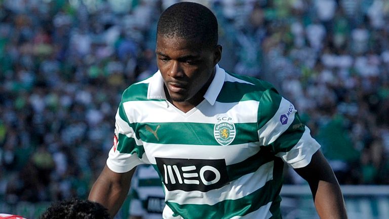 Olhanense's forward Diego (L) vies with Sporting's midfielder William Carvalho during the Portuguese league football match SC Olhanense vs Sporting CP at the Algarve stadium in Faro on September 15, 2013.   AFP PHOTO / FRANCISCO LEONG        (Photo credit should read FRANCISCO LEONG/AFP/Getty Images)