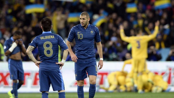 France's forward Karim Benzema (R) reacts next to striker Mathieu Valbuena after Ukraine scored a goal during the 2014 FIFA World Cup qualifying play-off first leg football match between Ukraine and France at the Olympic Stadium in Kiev n