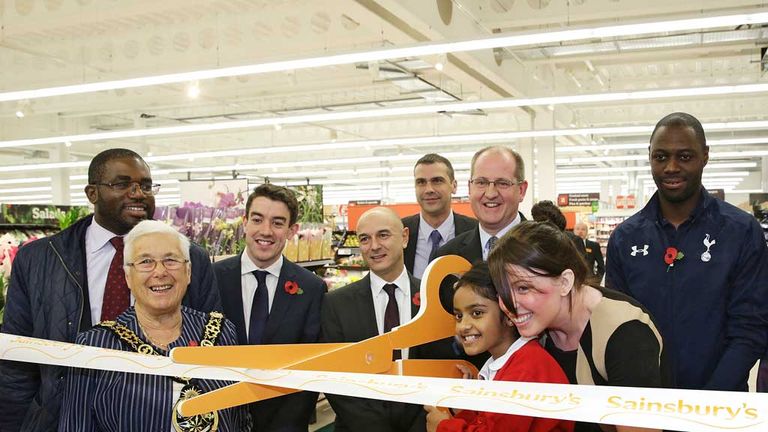 Daniel Levy (c) and Ledley King (r): At the opening of new store