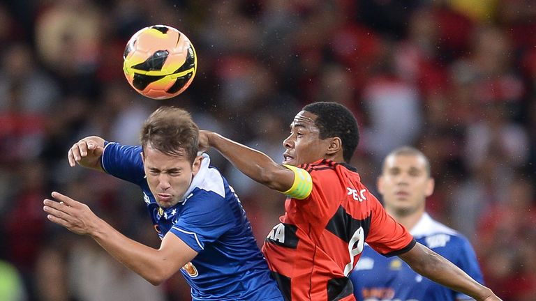 Elias of Flamengo struggles for the ball with Everton Ribeiro of Cruzeiro