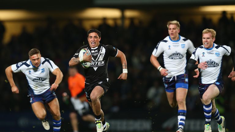 LEEDS, ENGLAND - NOVEMBER 15:  Kevin Locke (2R) of New Zealand breaks clear of the Scotland defence during the Rugby League World Cup Quarter Final match between New Zealand and Scotland at Headingley Carnegie Stadium on November 15, 2013 in Leeds, England.  (Photo by Michael Steele/Getty Images)