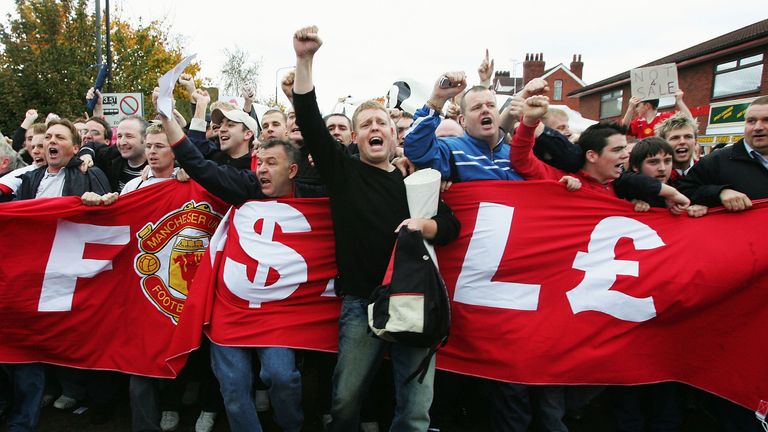 MANCHESTER, ENGLAND - OCTOBER 24:  Manchester United supporters demonstrate against the proposed Malcolm Glazer takeover before the FA Barclays Premiership match between Manchester United and Arsenal at Old Trafford on October 24, 2004 in Manchester, England.  (Photo by Laurence Griffiths/Getty Images)