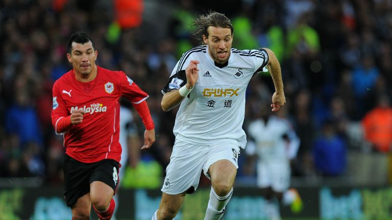Michu r outpaces Cardiff player Gary Medel 