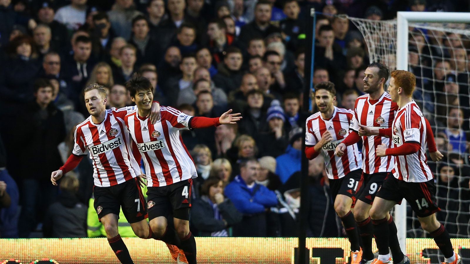 Premier League: Sunderland win 1-0 away to 10-man Everton | Football ...