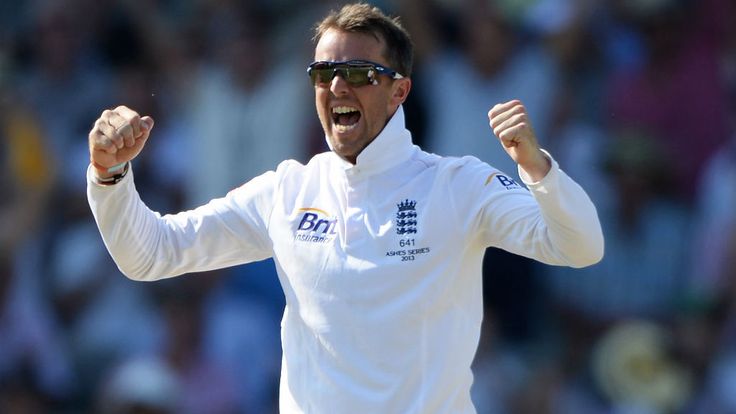 - Graeme Swann of England celebrates the wicket of Ryan Harris of Australia during day two of the 2nd Investec Ashes Test match between England and Australia
