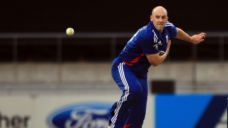 England's James Tredwell bowls during the Twenty20  match against New Zealand at Westpac Stadium in Wellington. Feb 15 2013.