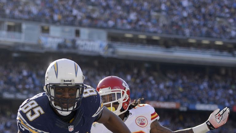 Antonio Gates of the San Diego Chargers scores a touchdown against the Kansas City Chiefs in week 17 of the NFL regular season