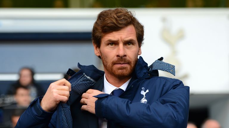 LONDON, ENGLAND - DECEMBER 01:  Andre Villas-Boas manager of Tottenham Hotspur adjusts his coat during the Barclays Premier League Match between Tottenham Hotspur and Manchester United at White Hart Lane on December 1, 2013 in London, England.  (Photo by Michael Regan/Getty Images)