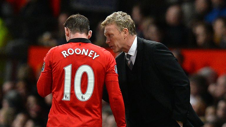 Manchester United manager David Moyes (R) talks to English striker Wayne Rooney (L) 