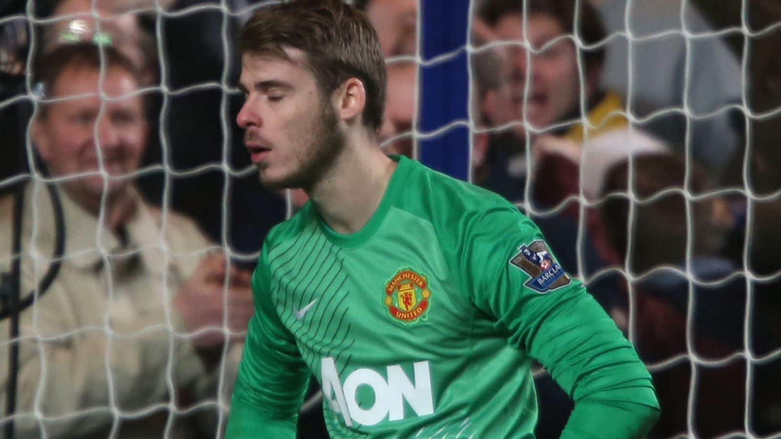 Manchester United's Darren Fletcher backs goalkeeper David de Gea