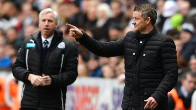 Image of Ole Gunnar Solskjaer is chasing Michael Ciani