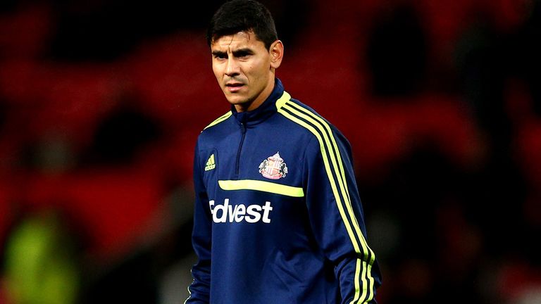 MANCHESTER, ENGLAND - JANUARY 22:  Goalkeeper Oscar Ustari of Sunderland warms up prior to kickoff during the Capital One Cup semi final, second leg match 