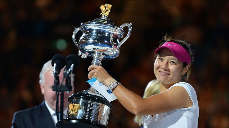 Li Na lifts the Australian Open trophy. Jan 25 2014.