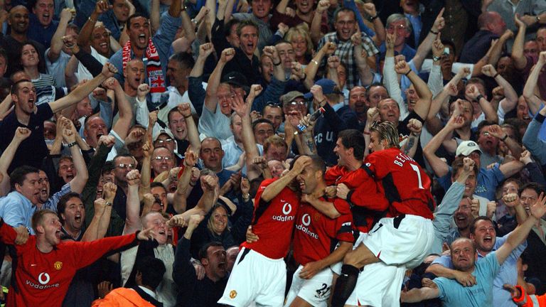 Ryan Giggs celebrates scoring Man Utd's equalizing goal, with team mates Mikael Silvestre Chelsea 2 Manchester United 2, 23 August 2002