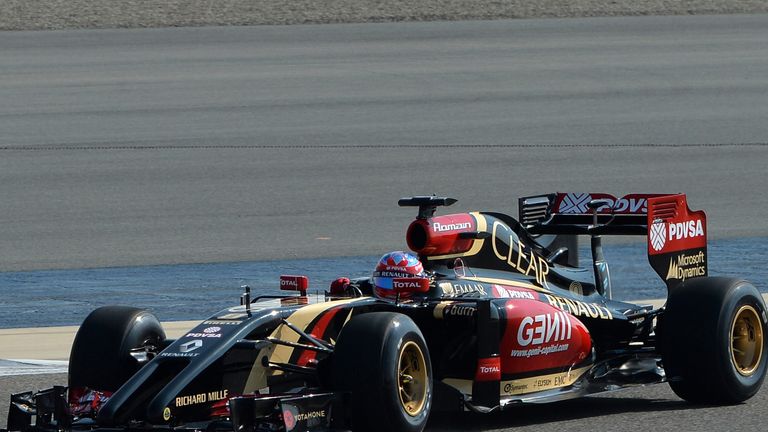 Lotus E22 on track