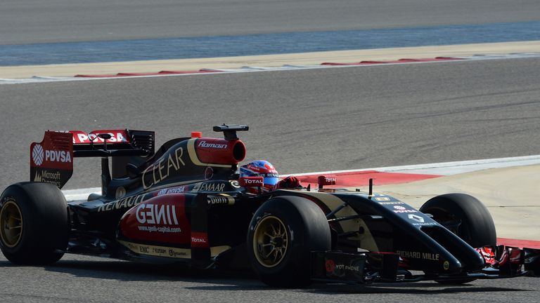 Lotus E22 on track
