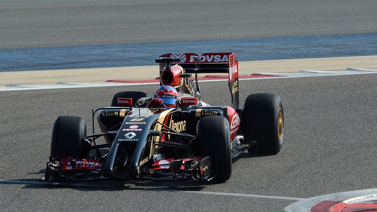 Lotus E22 on track