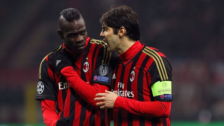 MILAN, ITALY - FEBRUARY 19:  Ricardo Kaka (R) of AC Milan speaks to his team mate Mario Balotelli (L) during the UEFA Champions League Round of 16 match be
