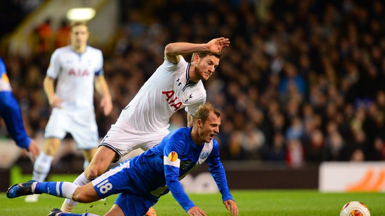 LONDON, ENGLAND - FEBRUARY 27:  Jan Vertonghen of Tottenham Hotspur clashes with Roman Zozulya of Dnipro Dnipropetrovsk during the UEFA Europa League Round