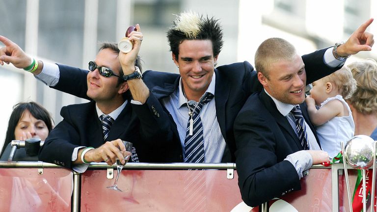London, UNITED KINGDOM:  From left, England cricket captain Michael Vaughn lifts up a replica of the Ashes trophy with Kevin Pietersen (C) and Freddie Flin
