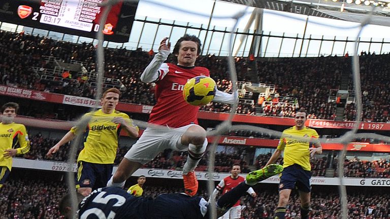LONDON, ENGLAND - FEBRUARY 22:  Tomas Rosicky scores the 3rd Arsenal goal lifting the ball over Vito Mannone of Sunderland