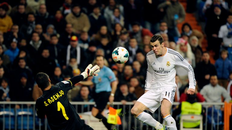 Real Madrid's Welsh forward Gareth Bale (R) vies with Villarreal's goalkeeper Sergio Asenjo during the Spanish league football match Real Madrid CF vs Vill