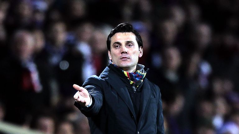 FLORENCE, ITALY - FEBRUARY 11: Vincenzo Montella head coach of ACF Fiorentina shouts instructions to his players during the TIM Cup match between ACF Fiore