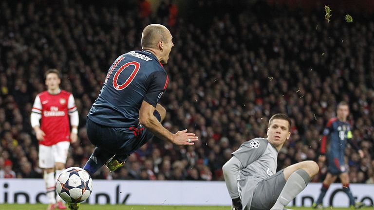 Bayern Munich's Dutch midfielder Arjen Robben (2nd L) is fouled by Arsenal's Polish goalkeeper Wojciech Szczesny (2nd R) during the UEFA Champions League L