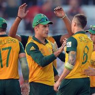 Faf du Plessis (centre): Back to lead South Africa against India in Dhaka on Friday