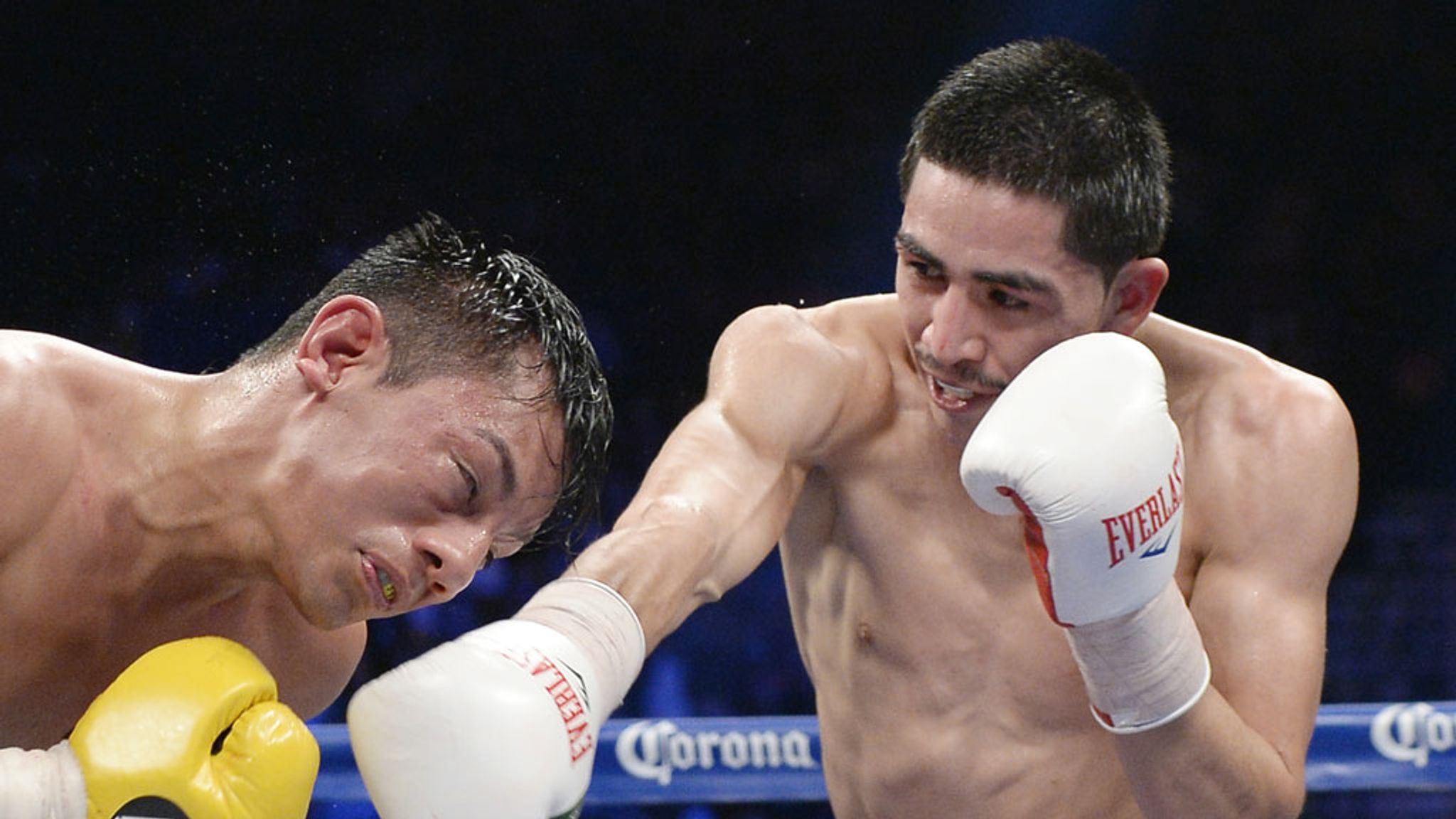 Leo Santa Cruz retained his WBC superbantamweight title in Las Vegas