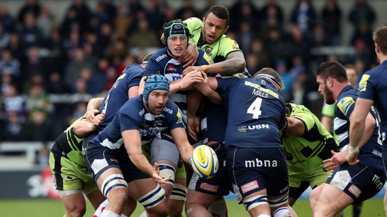 Michael Paterson of Sale Sharks gets a pass away