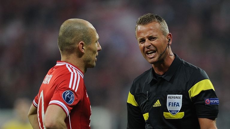 Referee Svein Oddvar Moen talks with Arjen Robben of Bayern Munich during the UEFA Champions League Round of 16 match between FC Bayern Munich and Arsena