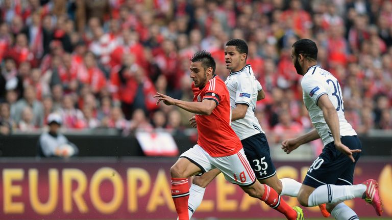 Benfica's Argentinian forward Eduardo Salvio (L) vies with Tottenham's defender Ezekiel Fryers (C) during the UEFA Europa League Round of 16 football match